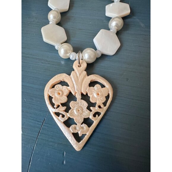 Vintage Boho Filagree Heart Shell Pendant Necklace Flowers White - Picture 3 of 9